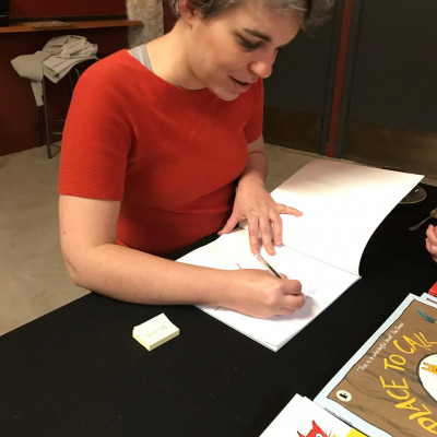 Viviane Schwarz signed books after her performance