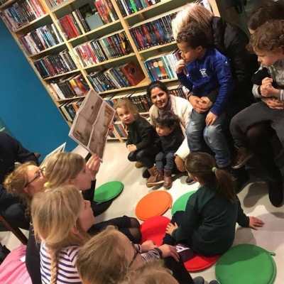 Gijs reading to children
