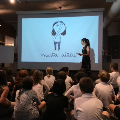 Marta Altés talking to children about her work