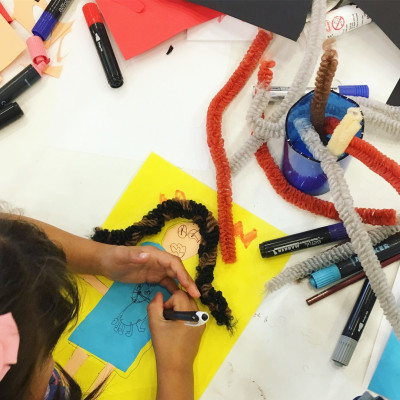 Children working creatively in Marta Altés' workshop