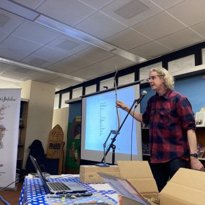 Neal Layton talking to children at Portsmouth Library
