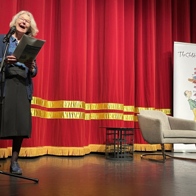 Children's Bookshow Director, Sian Williams introduces Valerie on stage for the first performance of 2022