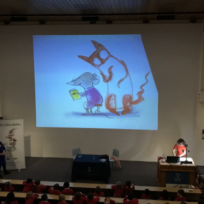 Viviane shows a different way of drawing a cat